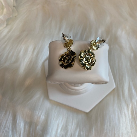 Camellia Pearl Drop Earrings - Picture 4 of 6